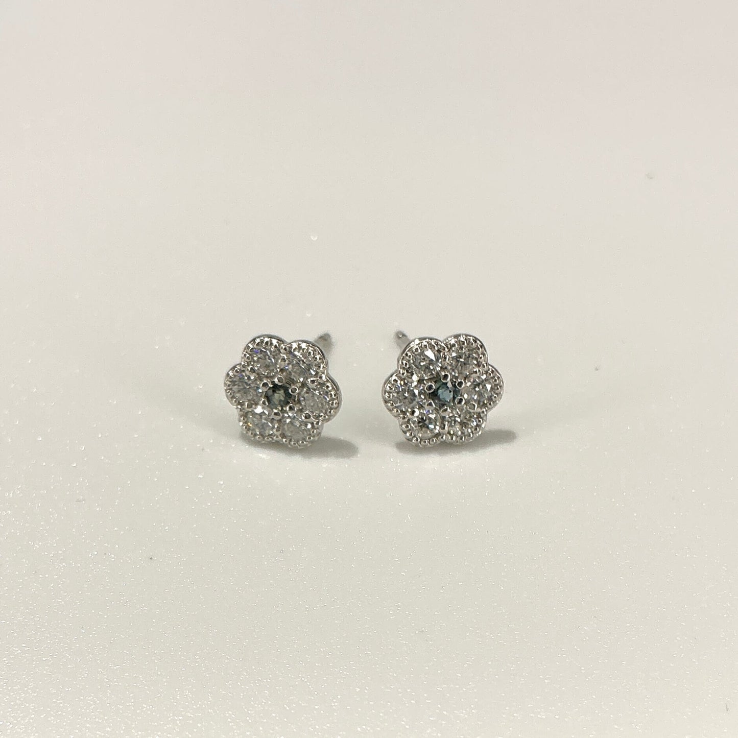 Ptアレキサンドライトピアス